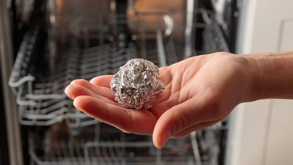 Why use aluminum foil in the dishwasher, and what are the results? ➤ blog.thegamesday.com