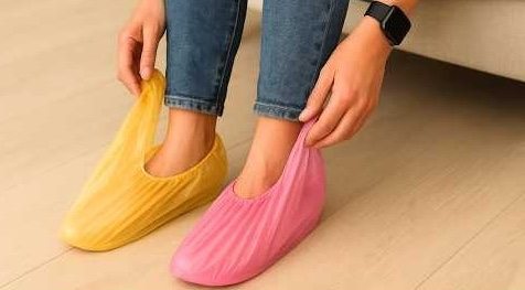 People are putting their feet in plastic bags – here’s why!
