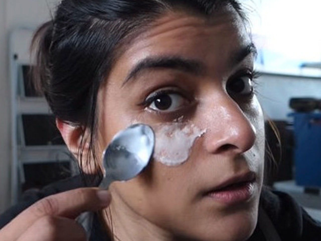 The idea of ​​using baking soda to remove bags under the eyes is questionable, to say the least